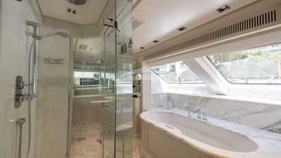 Master Stateroom En-Suite w/ jacuzzi Tub