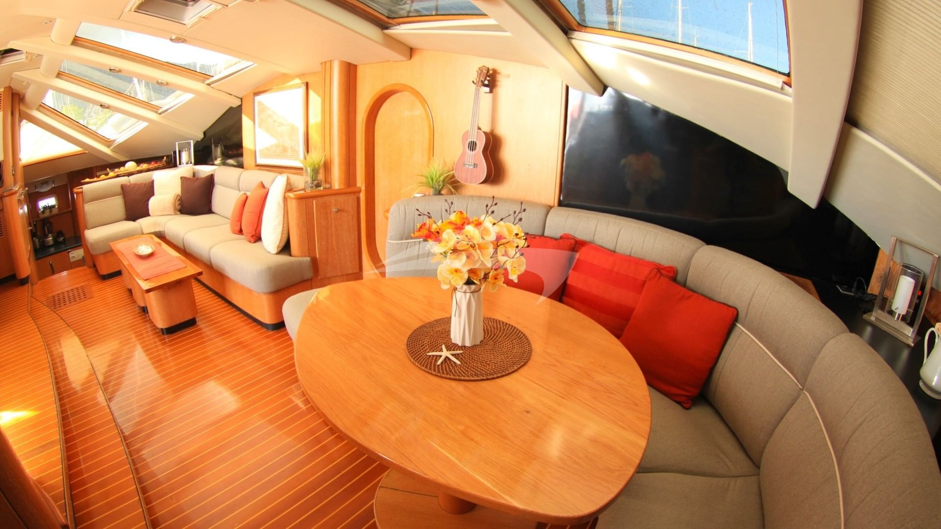 More of LOLALITA's saloon