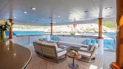 Aft deck seating