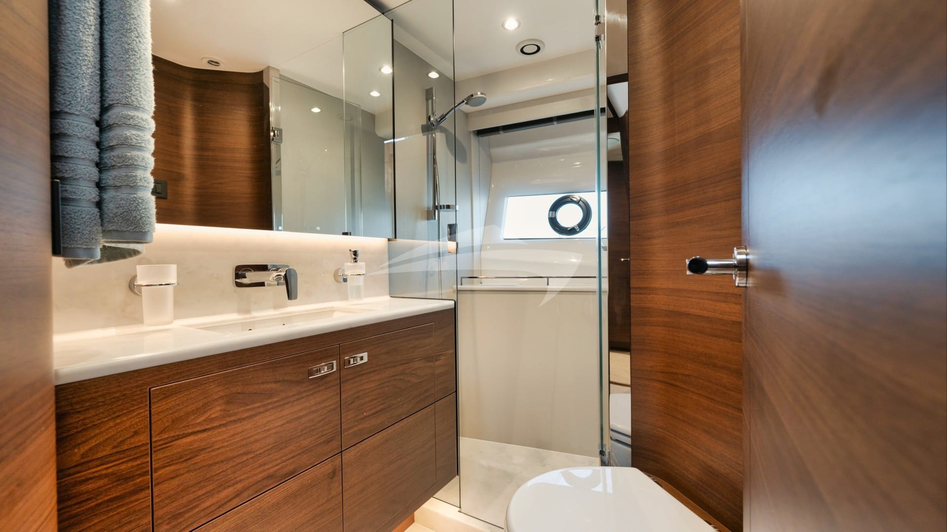 Stbd Queen Ensuite