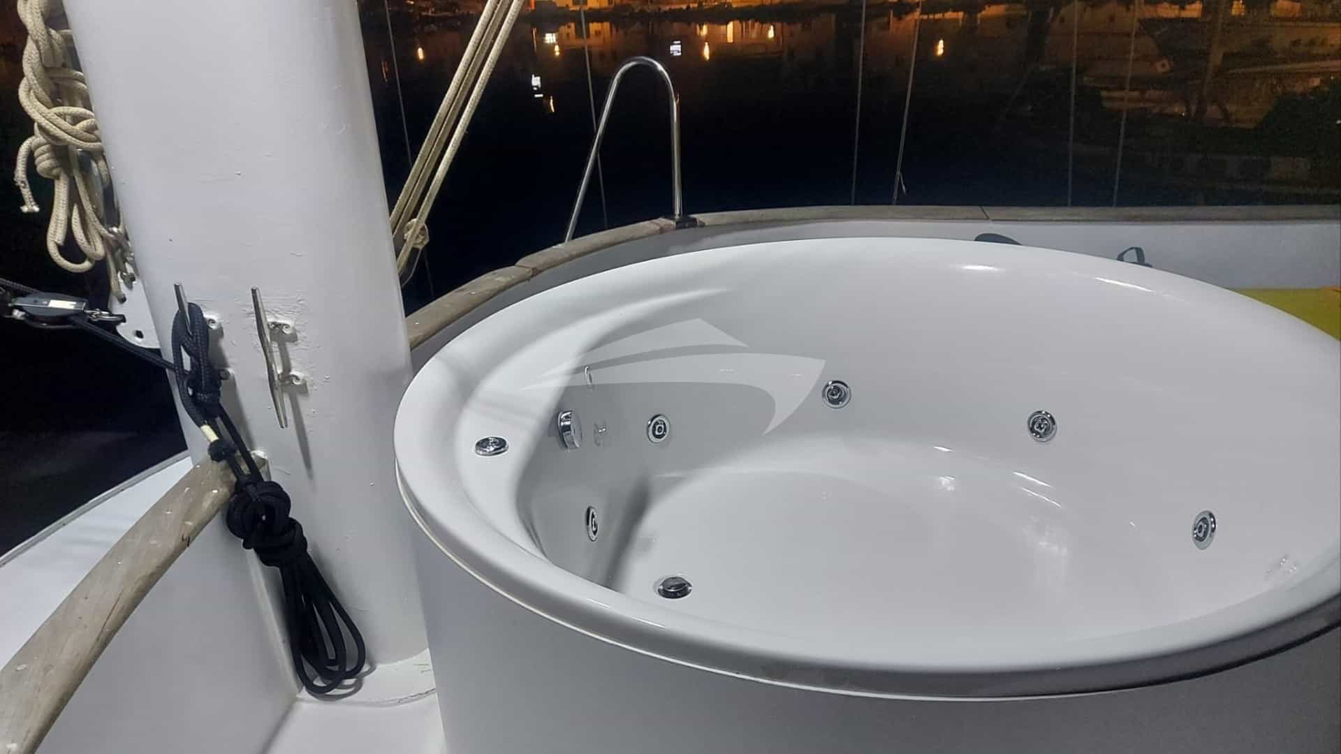 Deck Jacuzzi