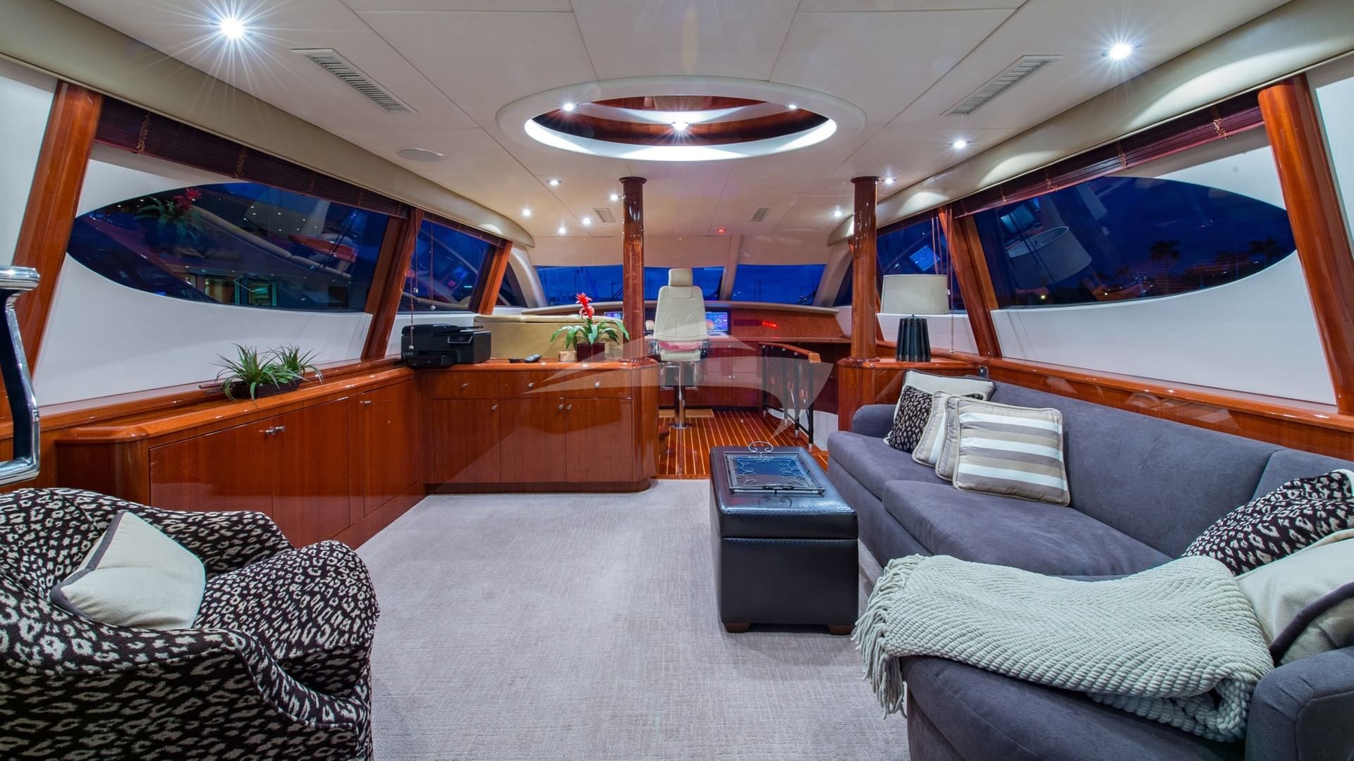 Enclosed Flybridge Lounge