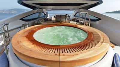 Deck Jacuzzi