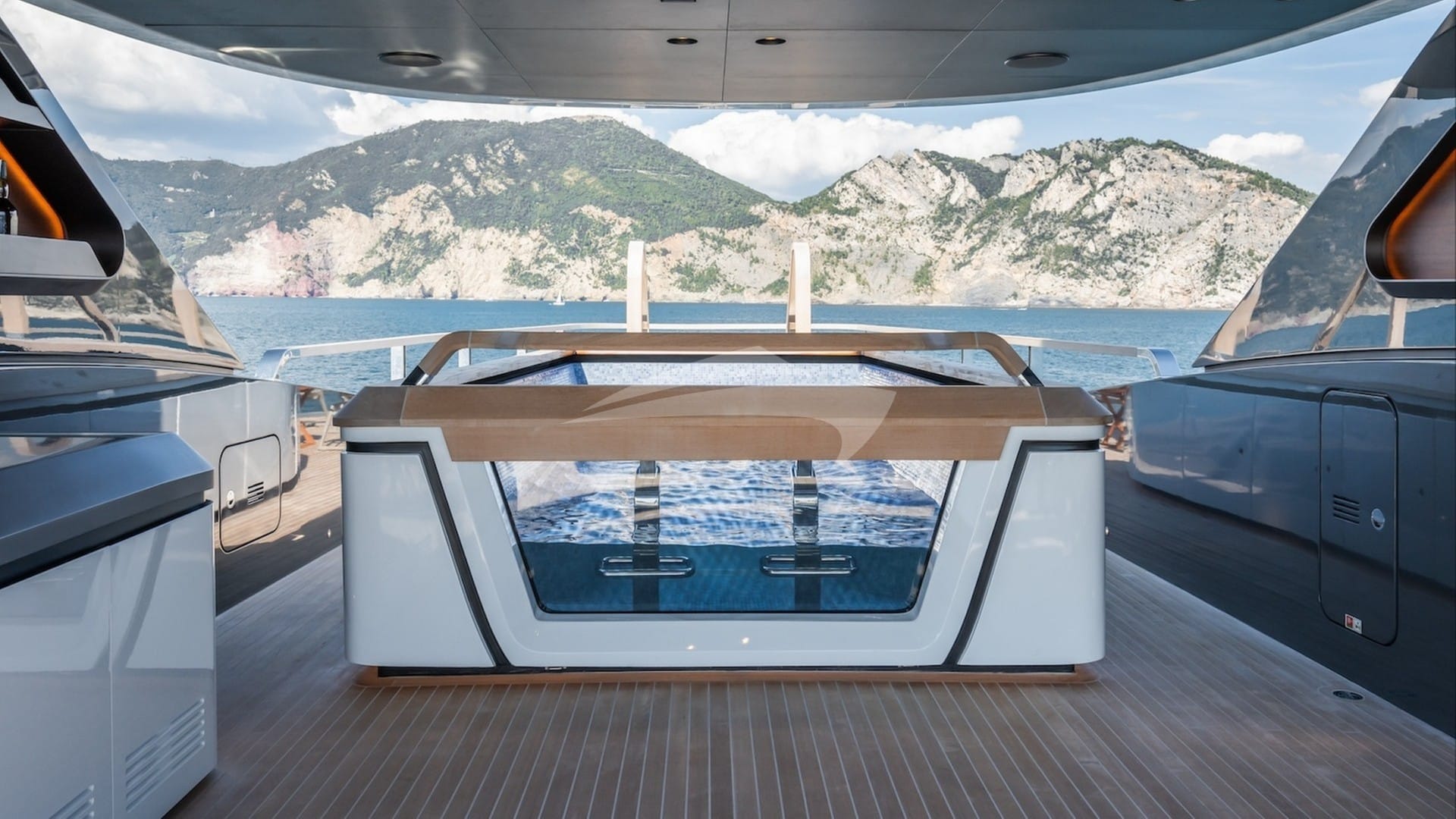 Jacuzzi on sundeck