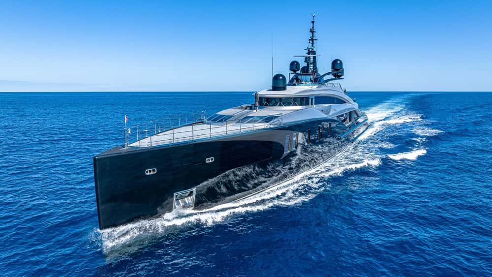 Il motoryacht OKTO di 66 metri visto dal mare
