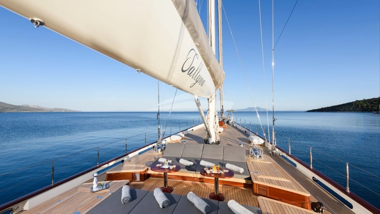 Foredeck seating