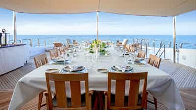 Sundeck aft dining - optional shade