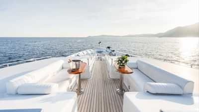 Foredeck seating