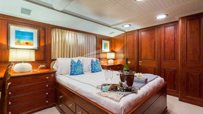 Lady J Queen Guest Stateroom