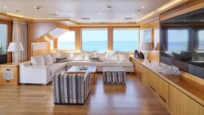 Upper Deck Lounge