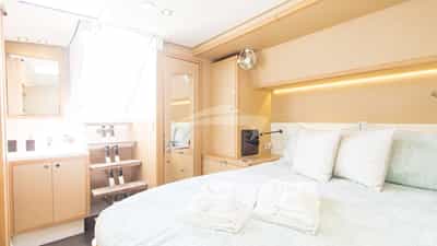 Queen guest cabin