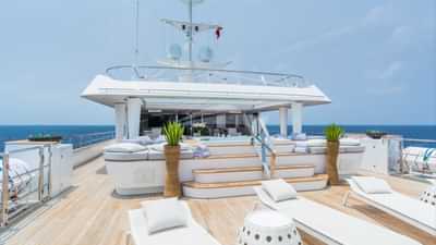 Vast sundeck