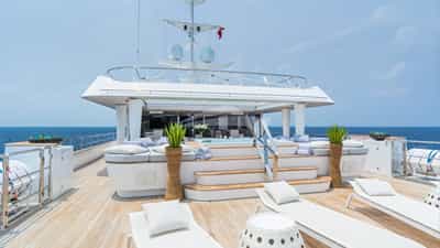 Vast sundeck