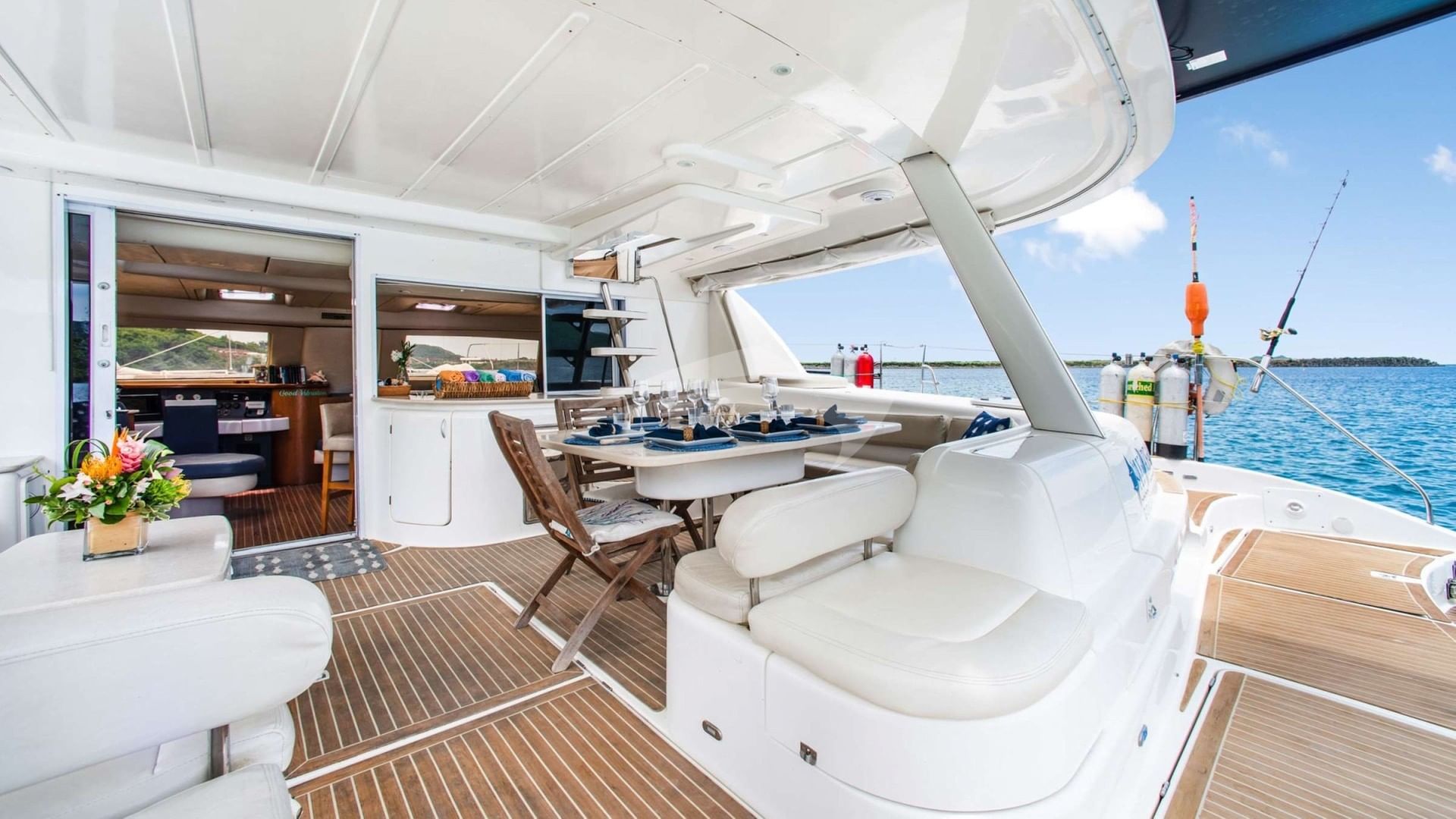 Aft cockpit lounging and dining