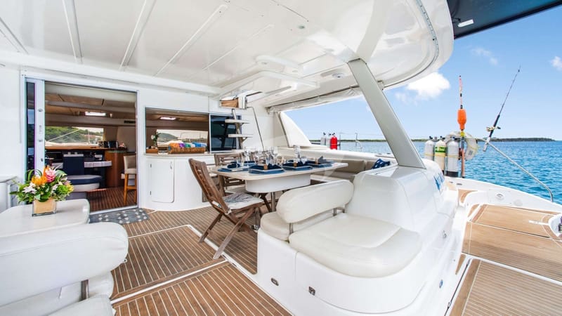 Aft cockpit lounging and dining