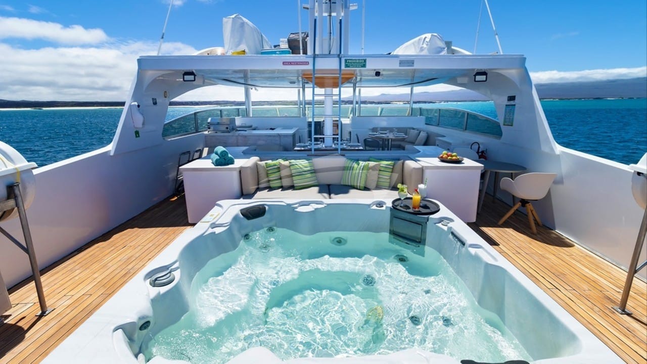 SUNDECK JACUZZI