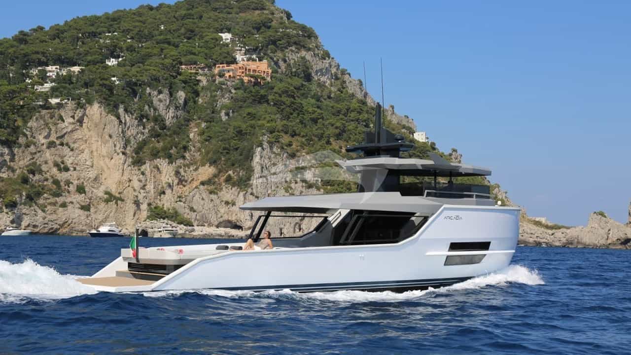 MAHINA 3 yacht charter