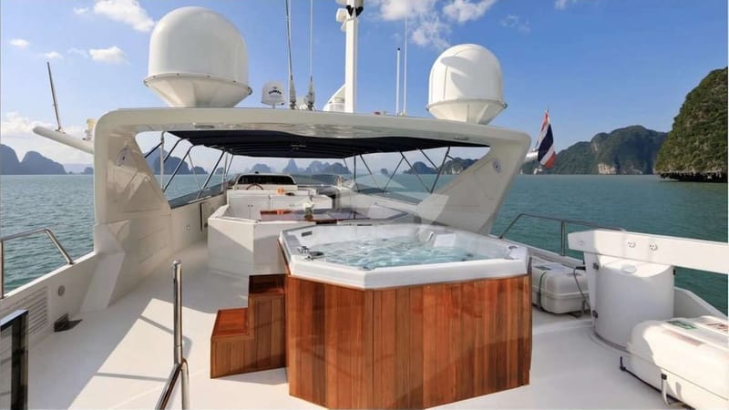 Flybridge and jacuzzi