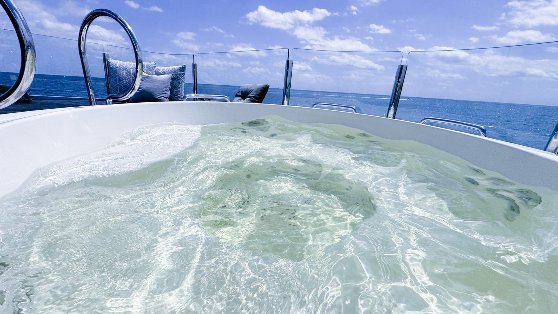 SUN DECK JACUZZI