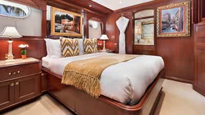 Queen guest stateroom