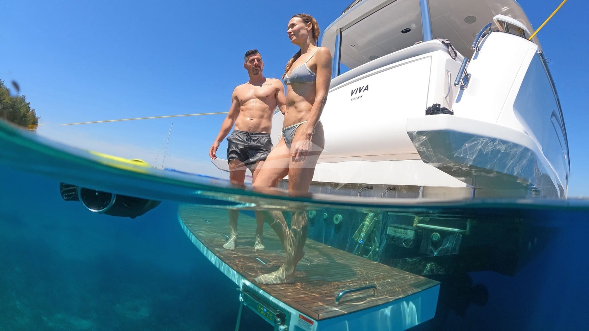 Hydraulic swim platform