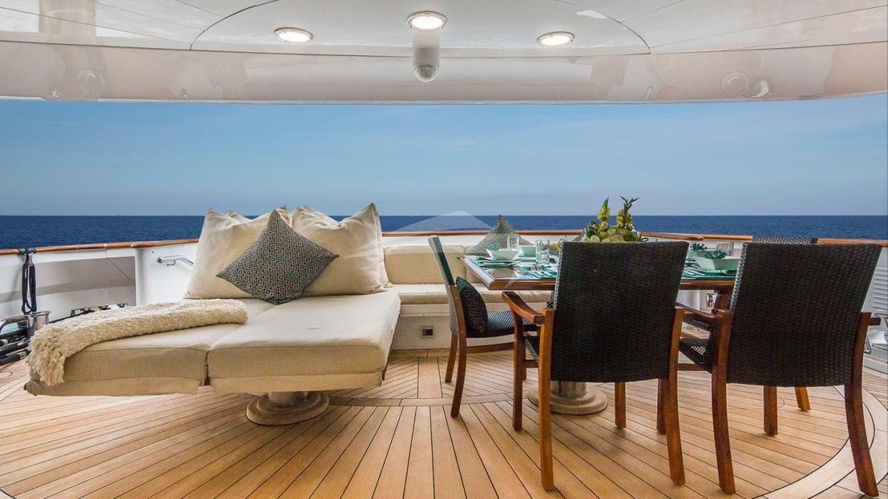 MAIN-AFT-DECK-DINING-AND-DAYBEDS