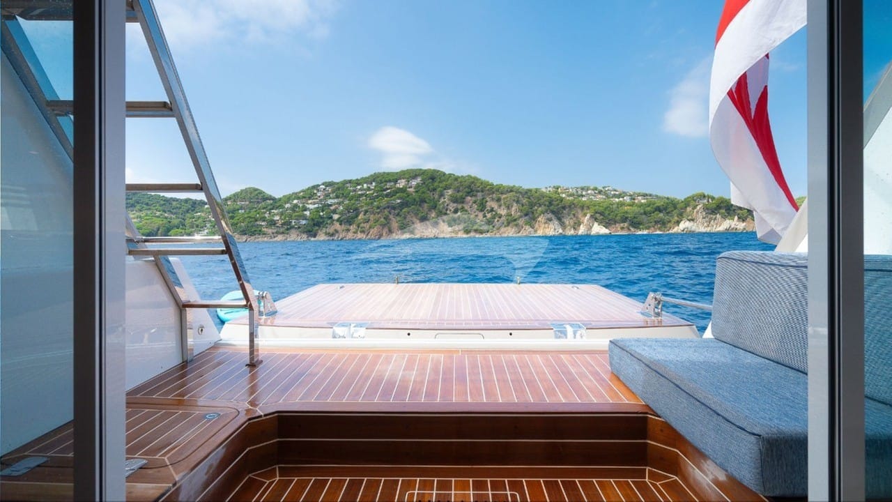 bgyb_charter_swan105_selena_new_photos14