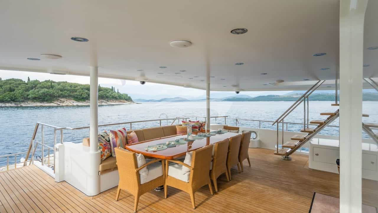 Mains deck al fresco
