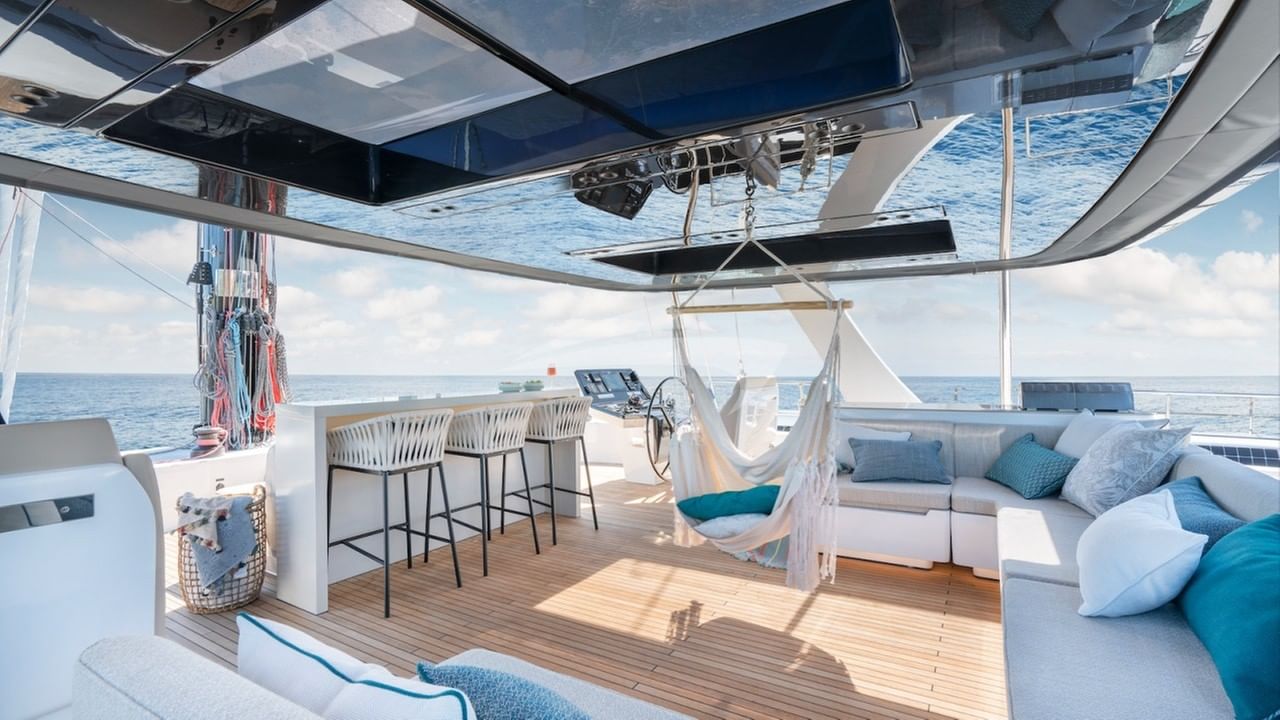 Flybridge seating and bar