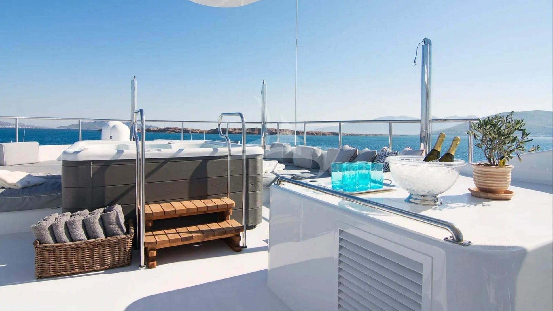 Sun deck and Jacuzzi