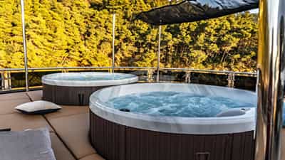Sundeck Jacuzzi's