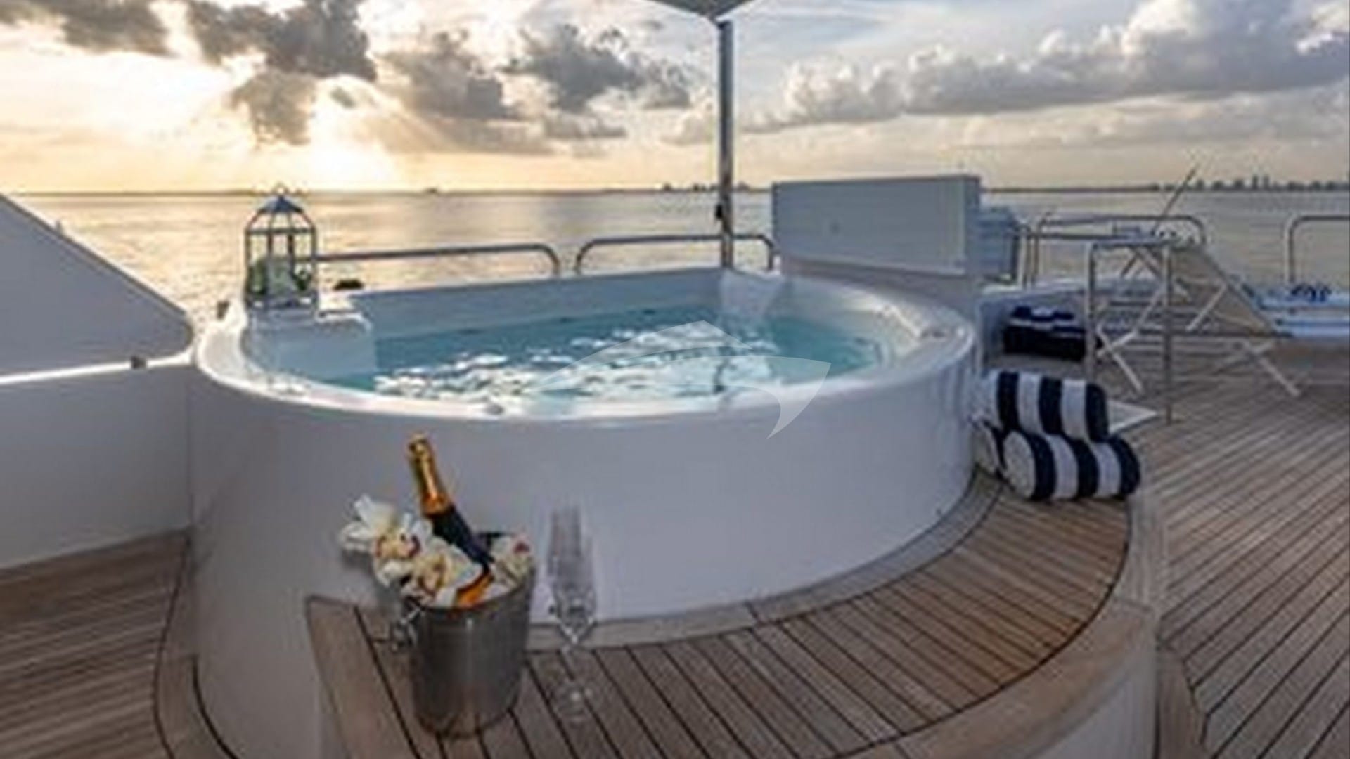 Deck Jacuzzi