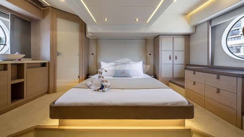 SINGH CITY 19m motor yacht charter, photo 6