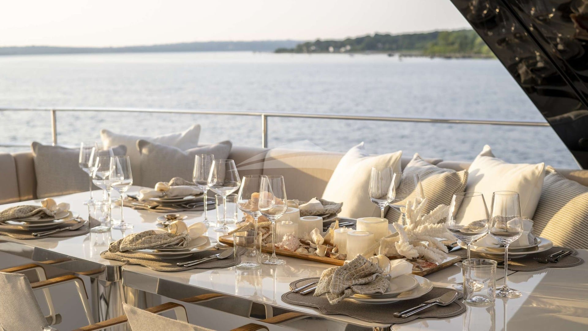 Flybridge deck dining