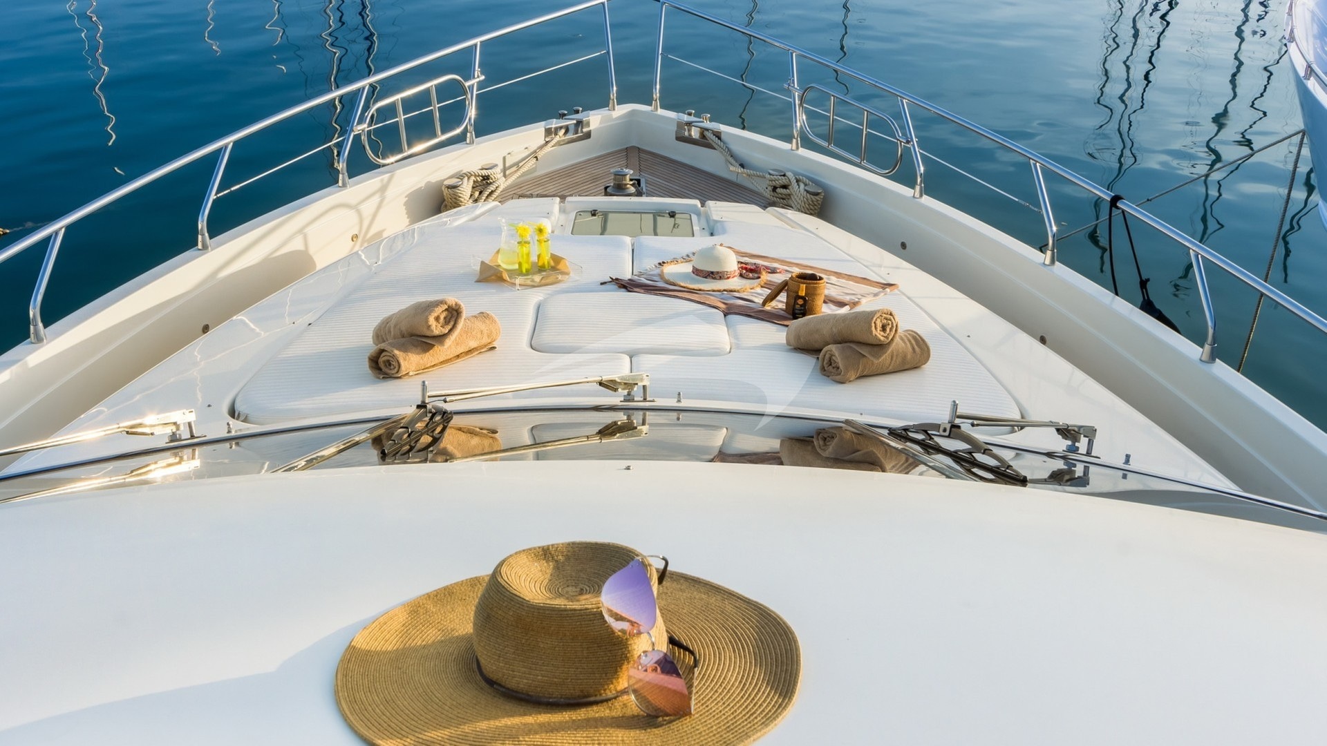 Motor Yacht Amoraki fly bridge - front