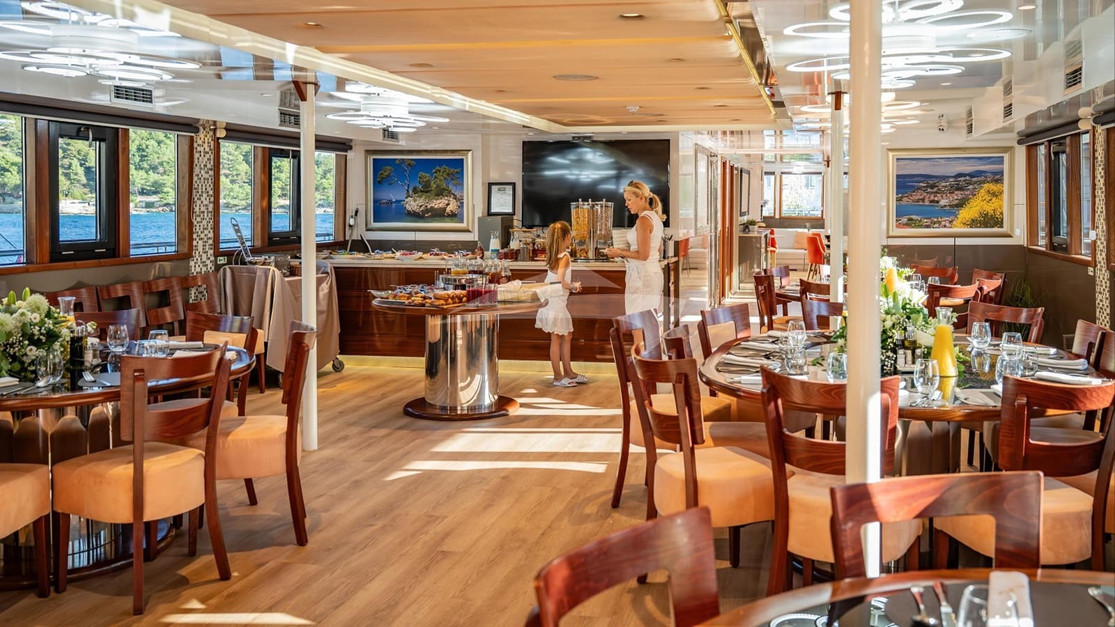 QUEEN ELEGANZA, photo from the yacht portfolio 18