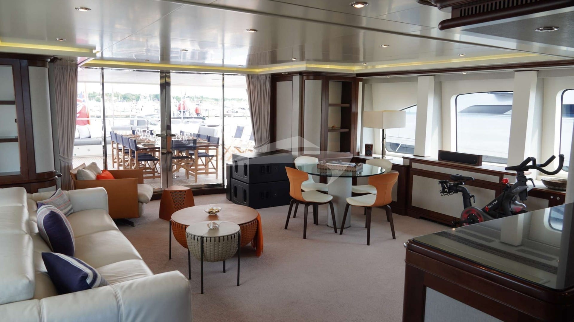 Upper deck - Sky lounge