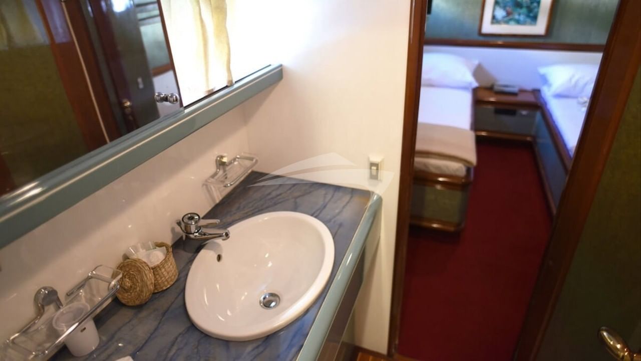 Twin Cabin Bathroom