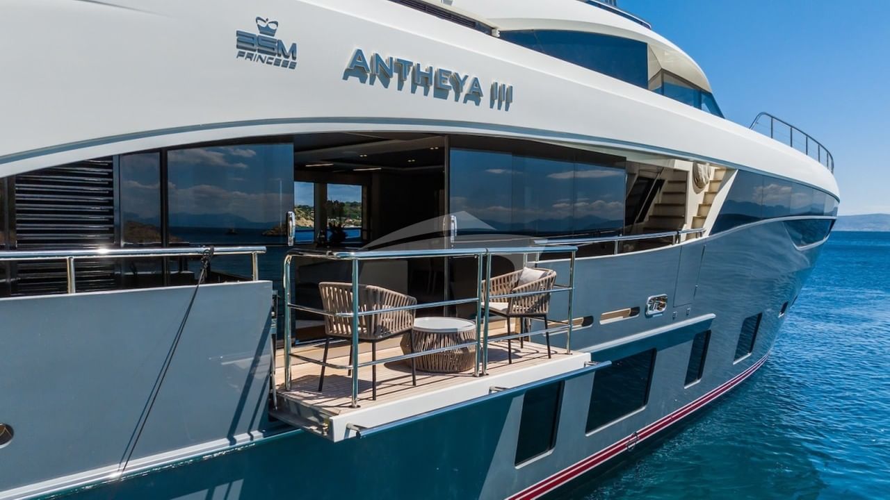 Fold out balcony from main saloon