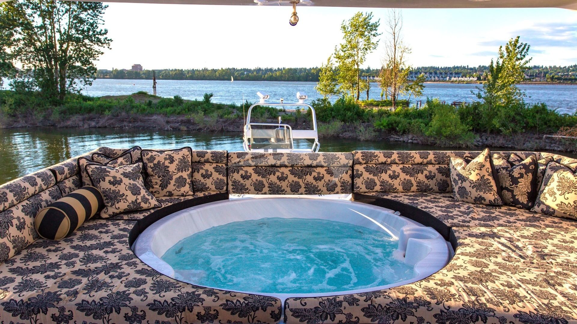 Jacuzzi Hot tub on Sun deck