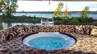 Jacuzzi Hot tub on Sun deck