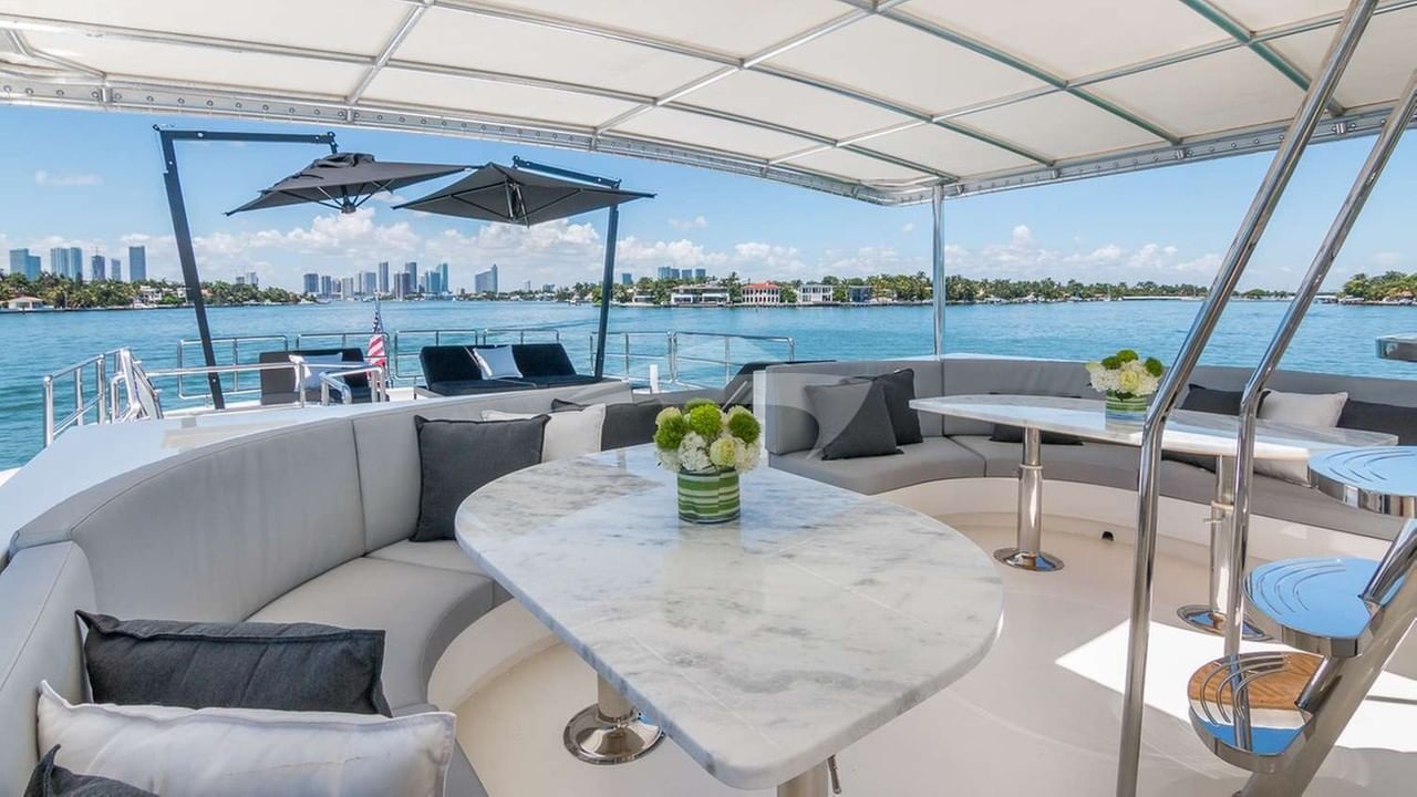 Flybridge MidShip Table Seating