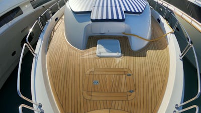 Bow with lounge area