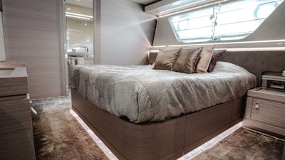 Mirror Queen Suite - Lower Deck