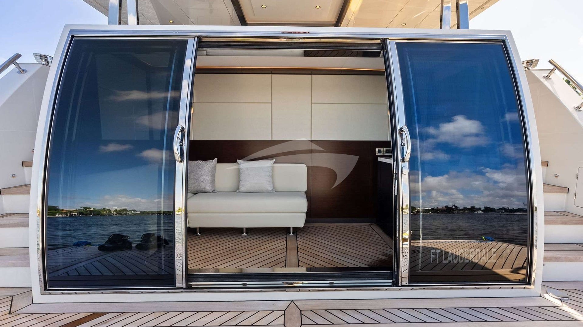 Beachclub with TV and A/C