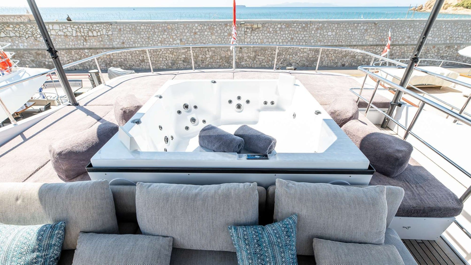 Sundeck Jacuzzi