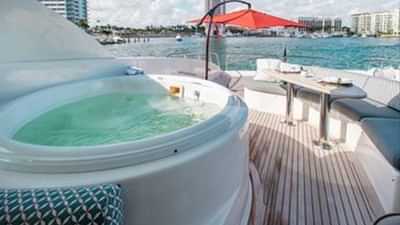 Deck Jacuzzi