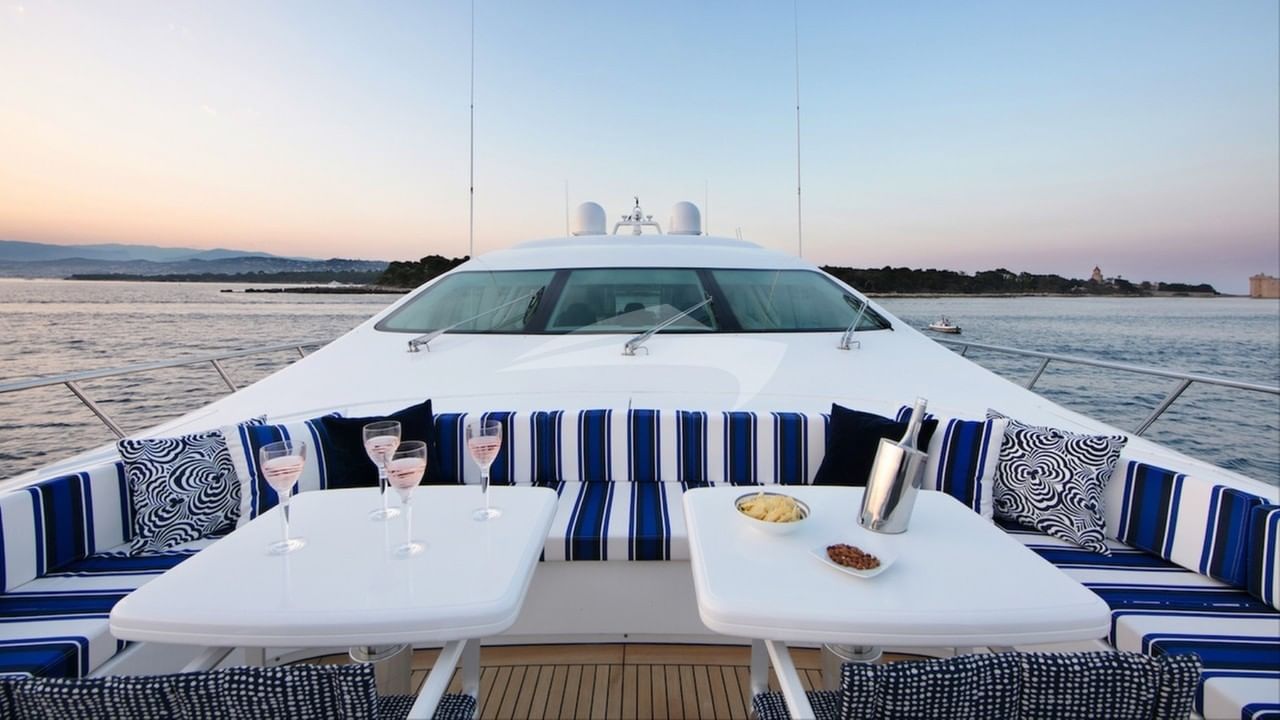 Foredeck dining