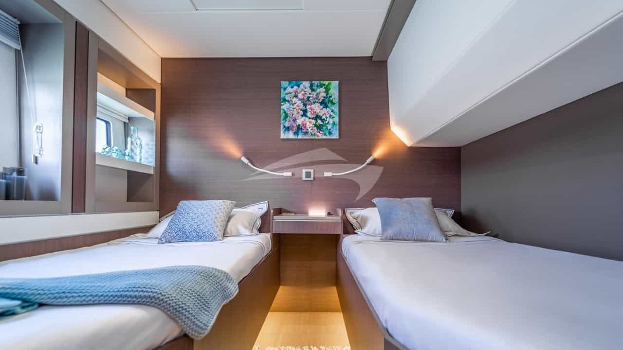 Twin guest room