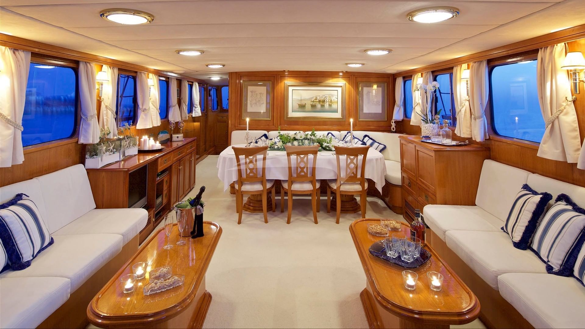 Saloon & Formal Dining